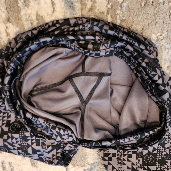 Zumba cropped leggings.  Size medium - Picture 5 of 16